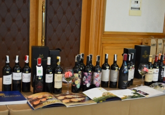 RƯỢU VANG CHO BỮA TIỆC VALENTINE – GỢI Ý CHỌN VANG HOÀN HẢO CHO BUỔI TỐI LÃNG MẠN