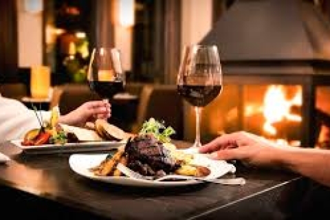 Rượu Vang Trong Nghệ Thuật Chill: Hướng Dẫn Tạo Một Buổi Tối Lãng Mạn Tại Nhà